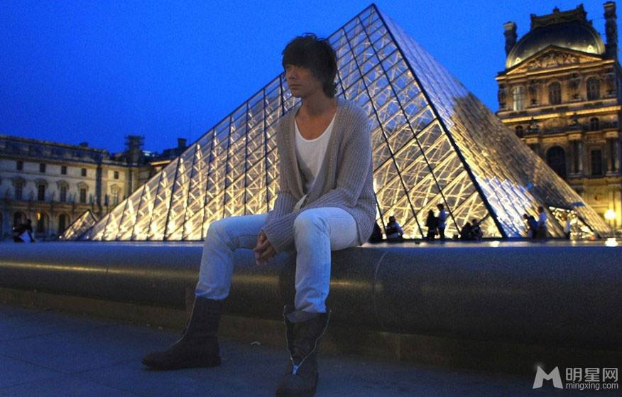 台湾男歌手苏见信赴巴黎拍摄写真