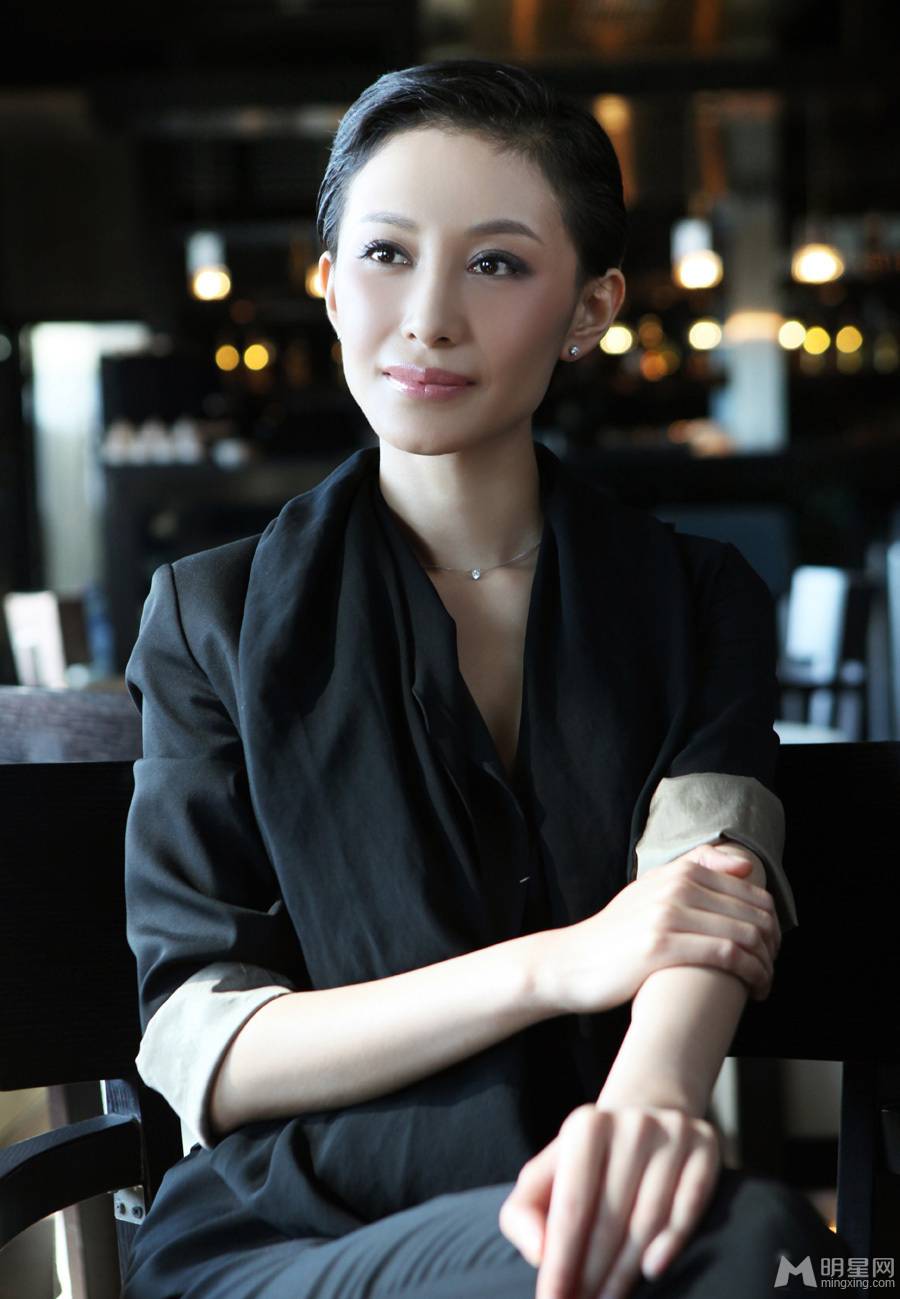 侯璎珏变身成熟性感女郎写真照