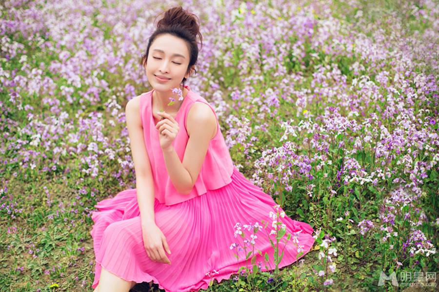 王阳明前女友张俪置身花海展清新气质