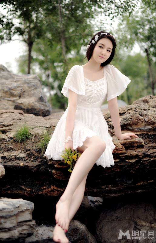 刘筱筱白色裙子诠释清新小女生图片