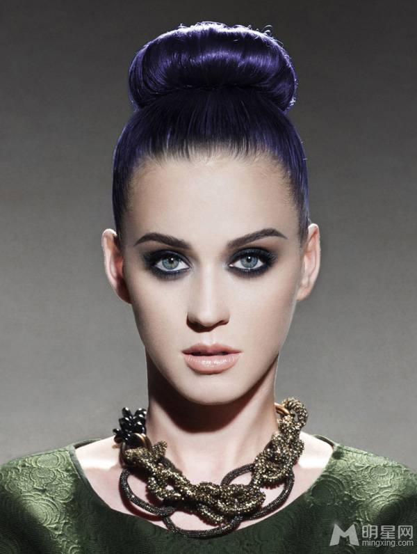 欧美明星凯蒂・佩里大秀性感香肩