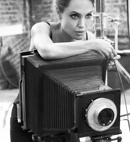 安吉丽娜・朱莉玩相机搞怪表情黑白写真