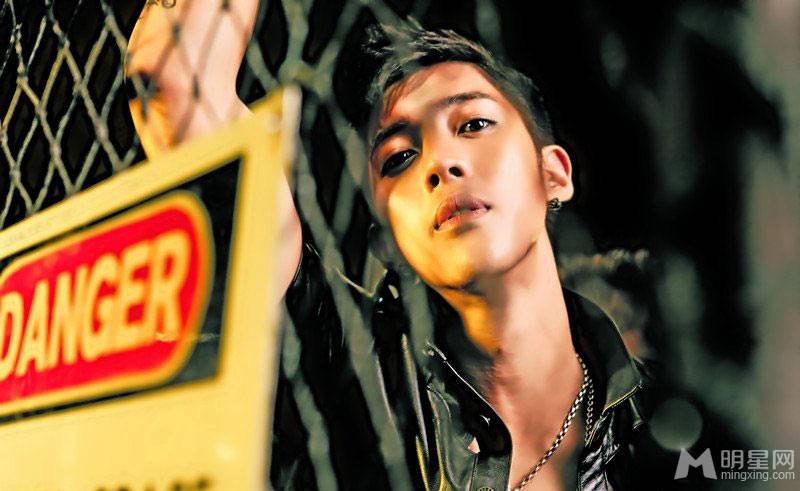 男神金贤重展阳光笑容迷人照