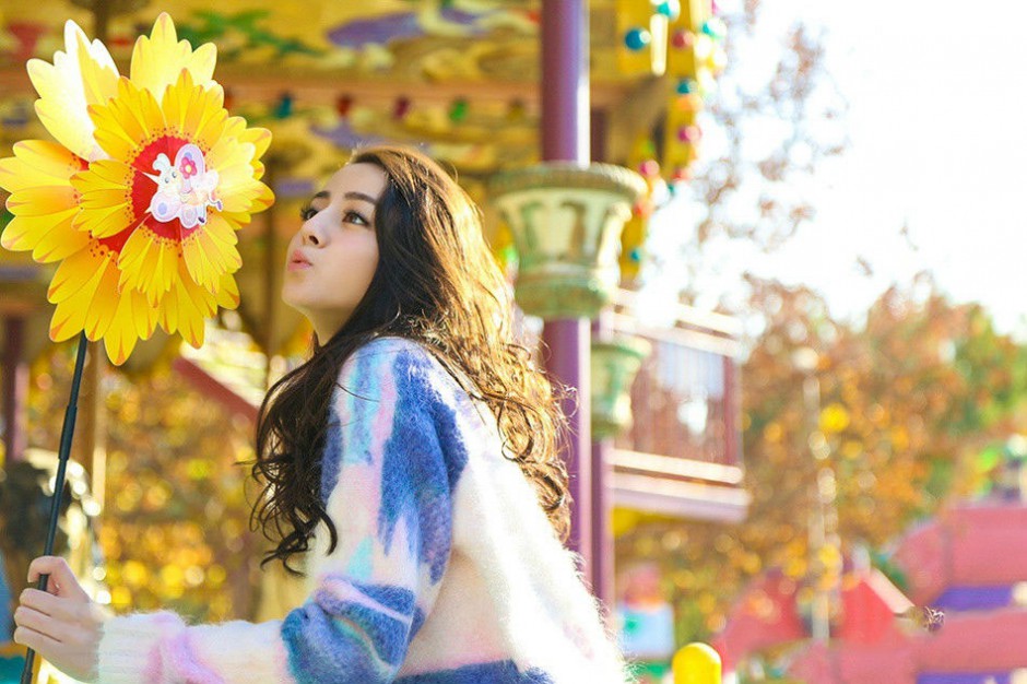 新晋女星迪丽热巴游乐场调皮可爱写真