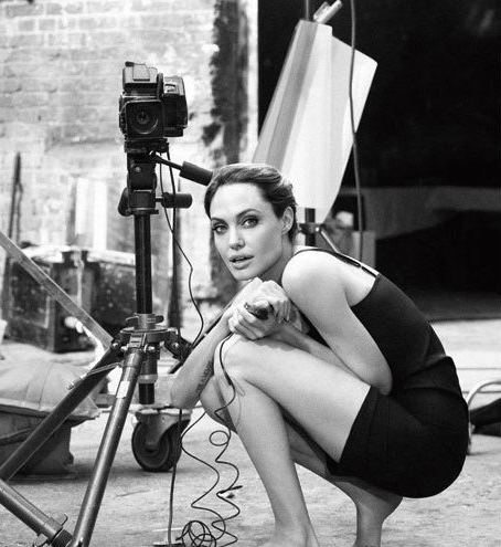 安吉丽娜・朱莉玩相机搞怪表情黑白写真