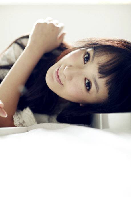 娄艺潇性感睡裙尽显小女人妩媚