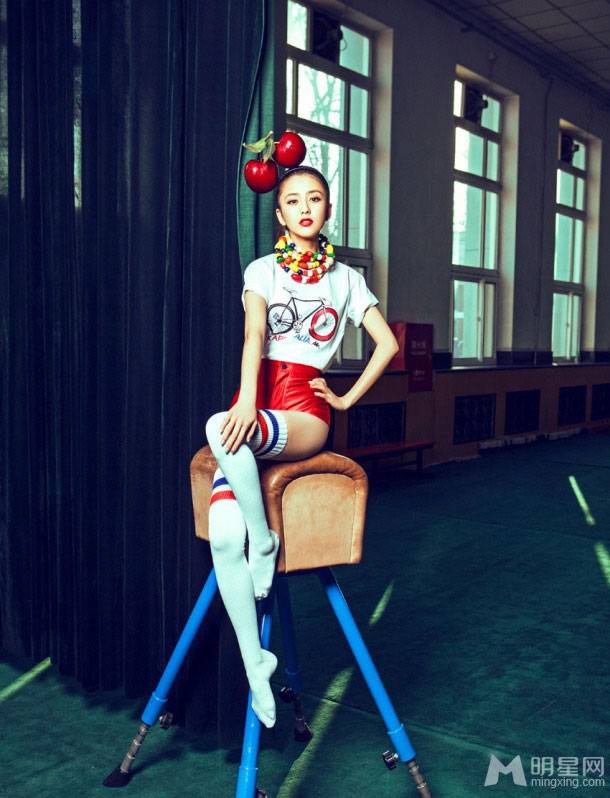佟丽娅体操房时尚写真 大胆撞色潮流搭配