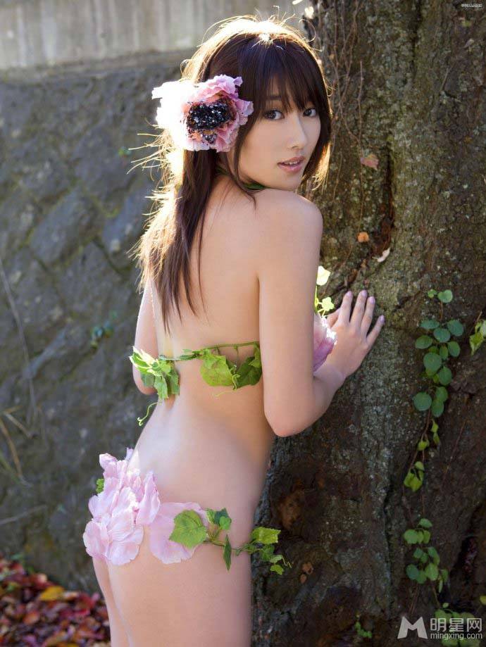 原干惠室外大胆的人体艺术写真