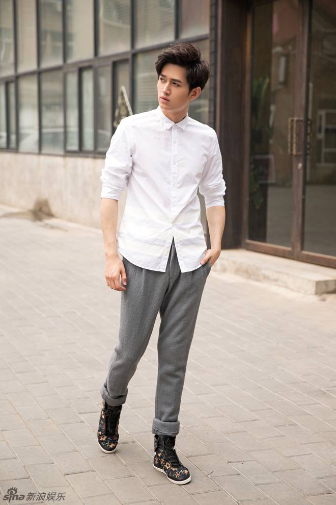 演员马可潮流街拍 白衬衫彰显个性时尚