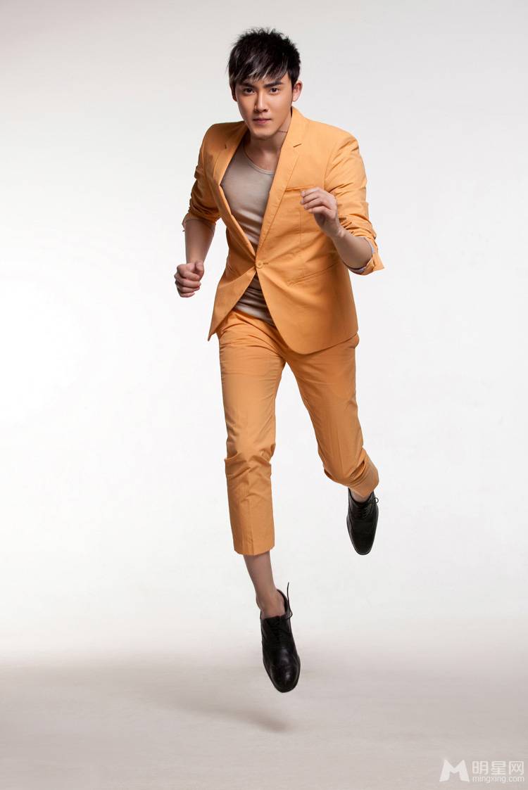 张睿橙色西装彰显独特风采