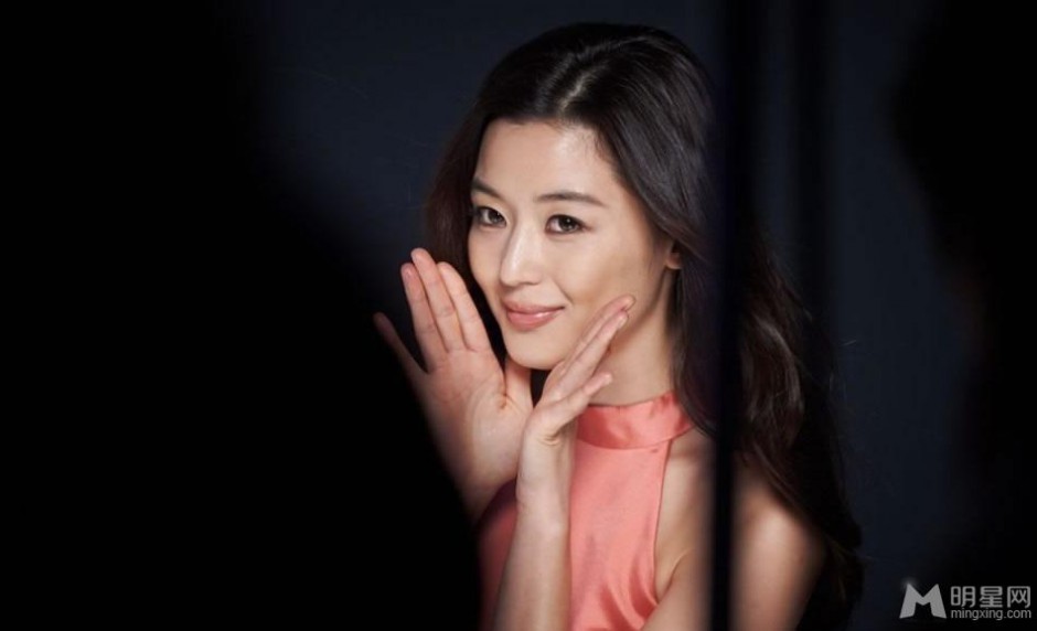全智贤精致妆容彰显高雅迷人气质