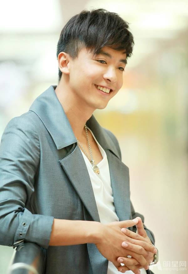 李佳航展现阳光帅气迷人魅力写真