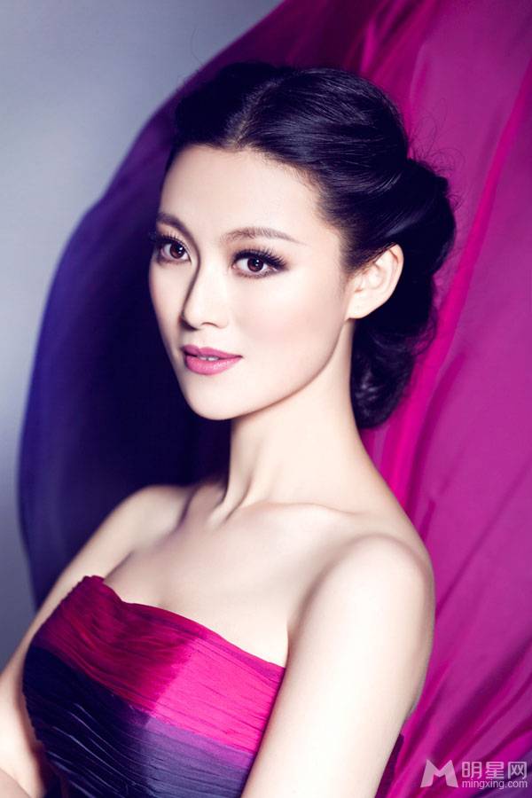 中国民谣女歌手常思思优雅干练写真照