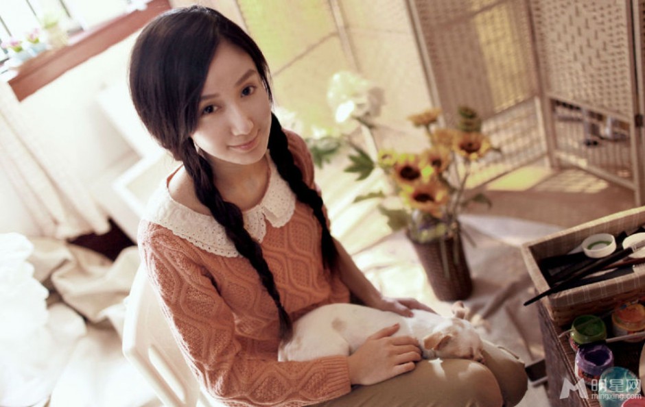 娄艺潇甜美装扮迷人写真照