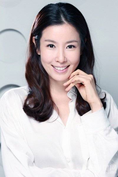 韩国女演员李泰兰散发落落大方魅力