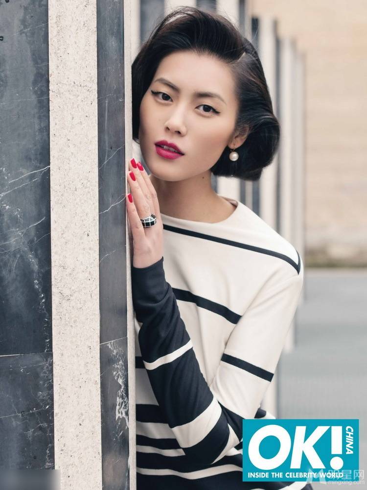 超模刘雯欧美复古发型 巴黎街头时尚街拍