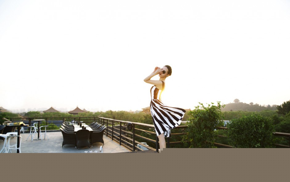 内地女星张嘉倪俏皮夏日风情秀