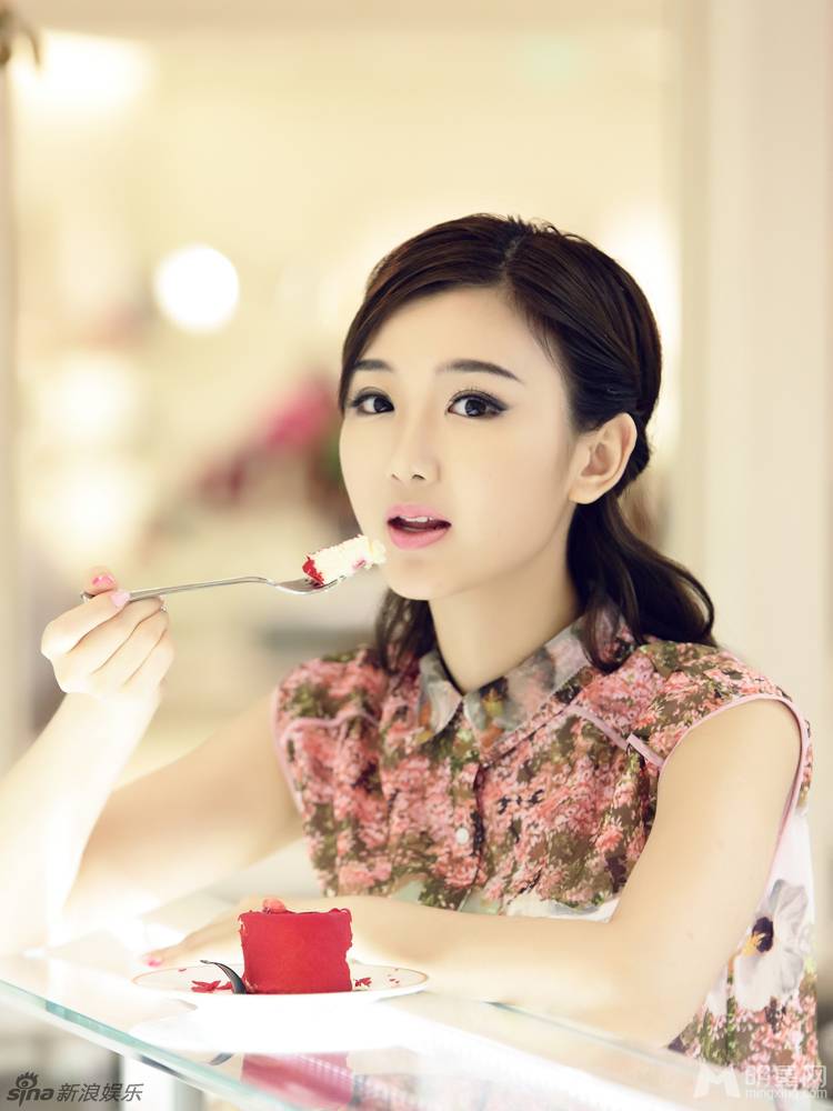 陈翔女朋友毛晓彤甜美写真 灿烂笑容清澈明亮