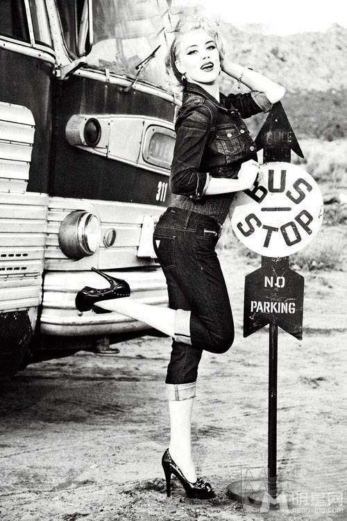 艾梅柏・希尔德写真图片 模仿玛丽莲梦露