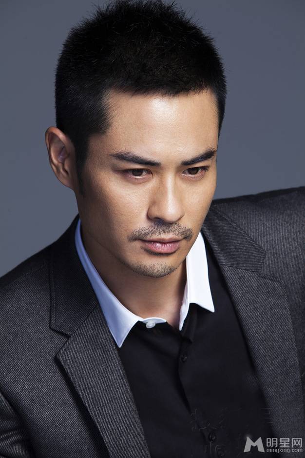 香港男明星郑嘉颖西装革履演绎帅气型男