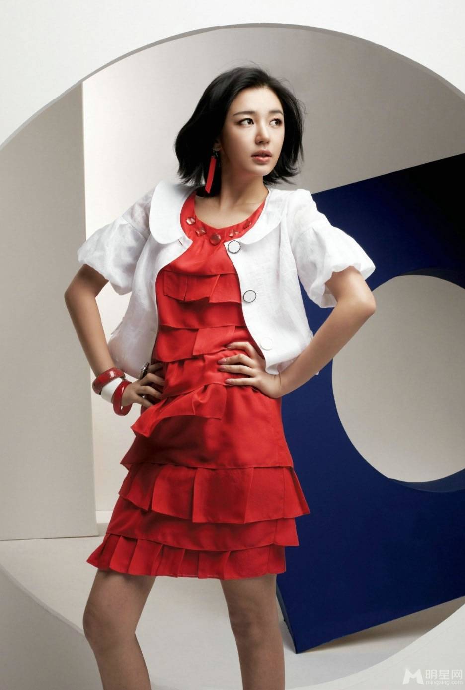 韩国女明星尹恩惠优雅时尚装扮迷人写真
