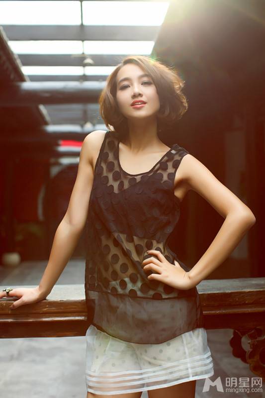 电视节目主持人朱丹散发妩媚迷人魅力