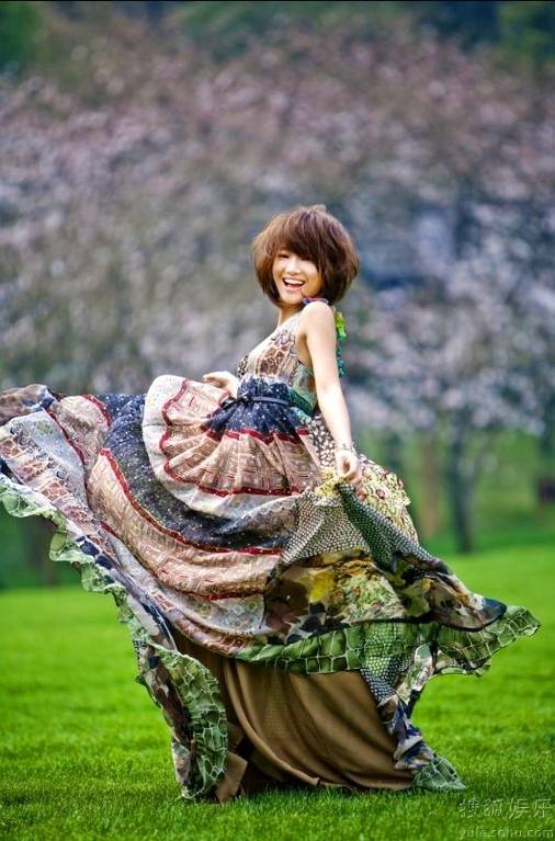 朱丹美丽长裙回眸浅笑暖人心扉