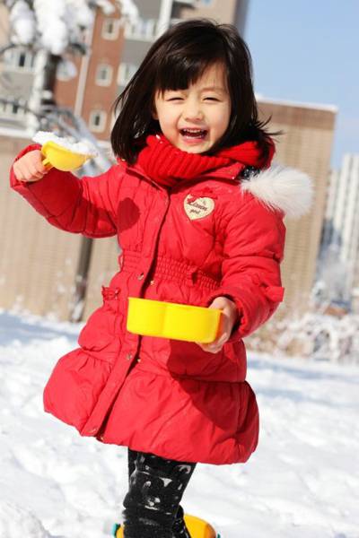 可爱甜心小美女纪姿含冬日雪地特写