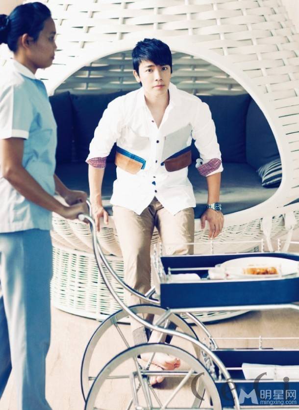 韩国男明星李东海尽展王子帅气魅力