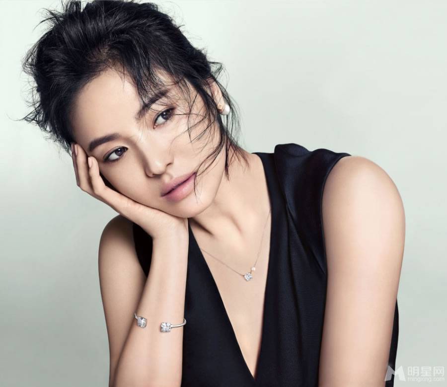 宋慧乔美裙耀眼尽显典雅美人气质