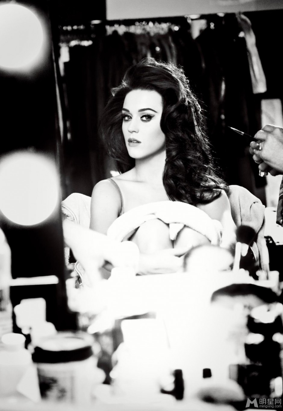 凯蒂・佩里尽显妖娆魅惑风情黑白写真