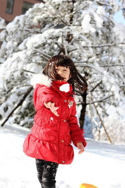 可爱甜心小美女纪姿含冬日雪地特写