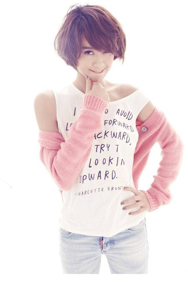 朱丹微露香肩绽放迷人笑容靓照