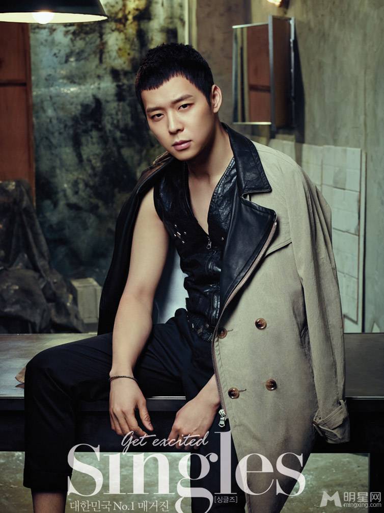 韩国男明星朴有天坚毅眼神展俊朗写真