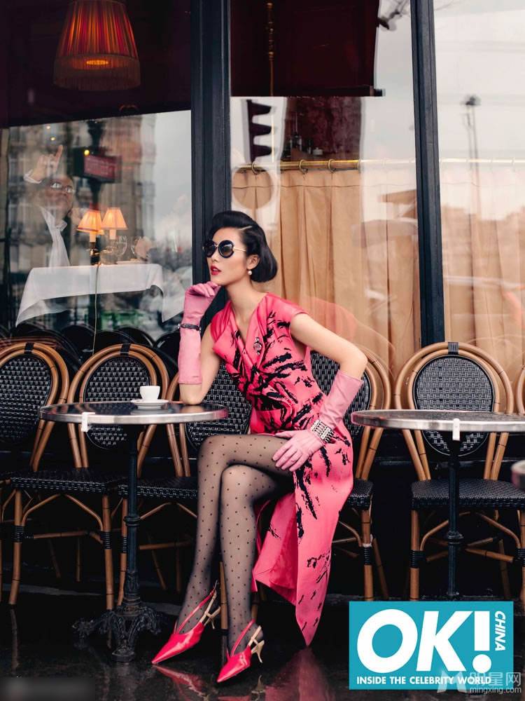 超模刘雯欧美复古发型 巴黎街头时尚街拍