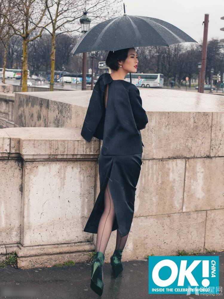 超模刘雯欧美复古发型 巴黎街头时尚街拍