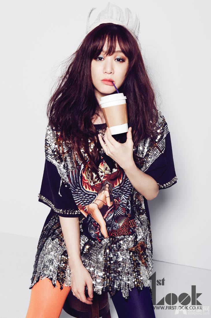 郑丽媛精致妆容尽展妩媚迷人风情