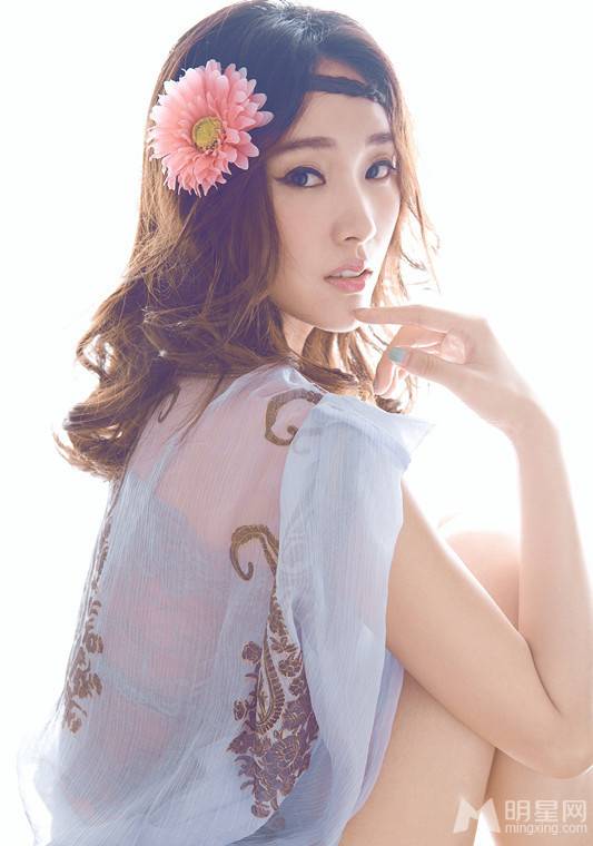 屈�宛如甜美可人清纯少女