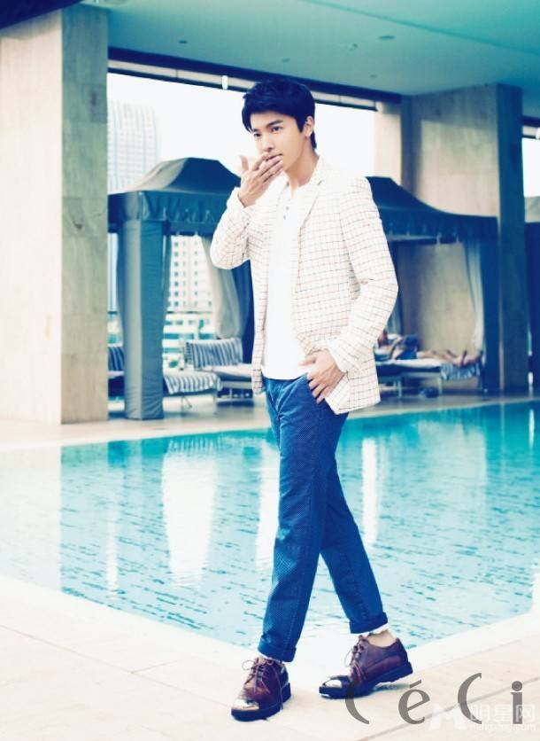 韩国男明星李东海尽展王子帅气魅力