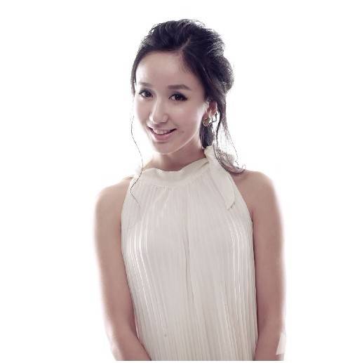 中国女演员娄艺潇尽显优雅气质写真