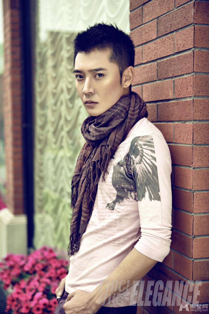 张丹峰街头英伦风 儒雅型男风范写真