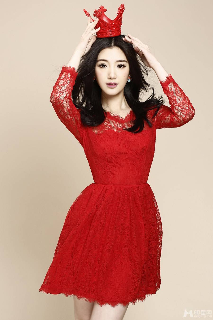女星毛晓彤时尚写真 红色蕾丝连衣裙女王范十足