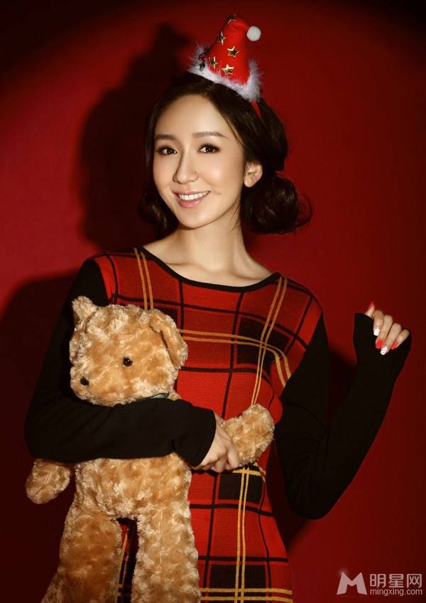 娄艺潇绽放甜美幸福笑容圣诞写真