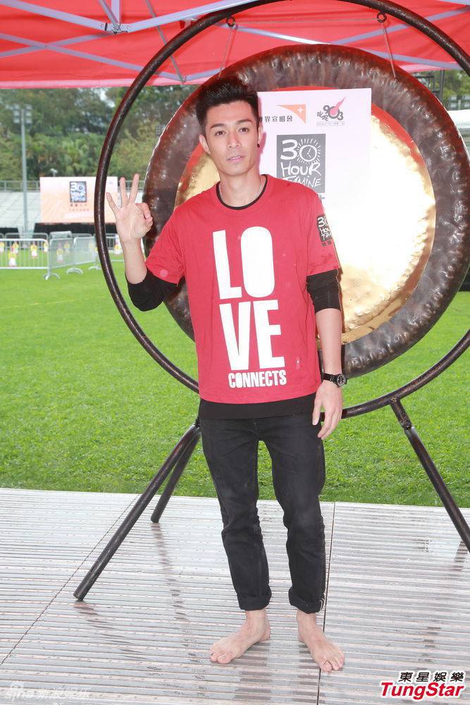 香港歌手周柏豪出席公益活动 一袭红衫爱心满满