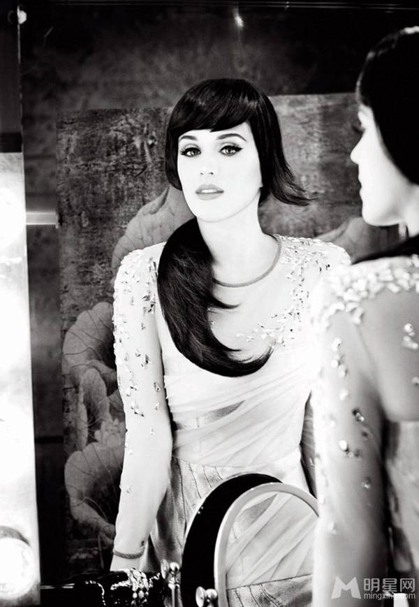 欧美明星凯蒂・佩里大秀性感香肩