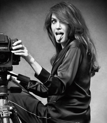 安吉丽娜・朱莉玩相机搞怪表情黑白写真