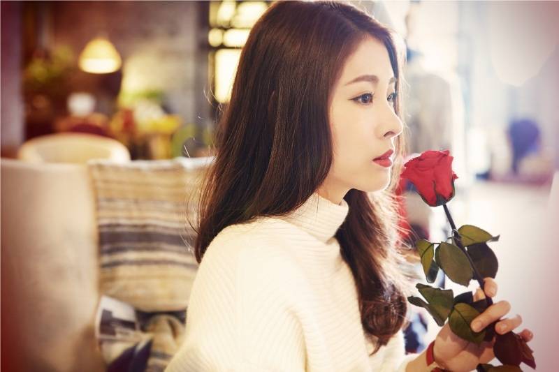 张碧晨手执情人节玫瑰 甜美气质似优雅公主