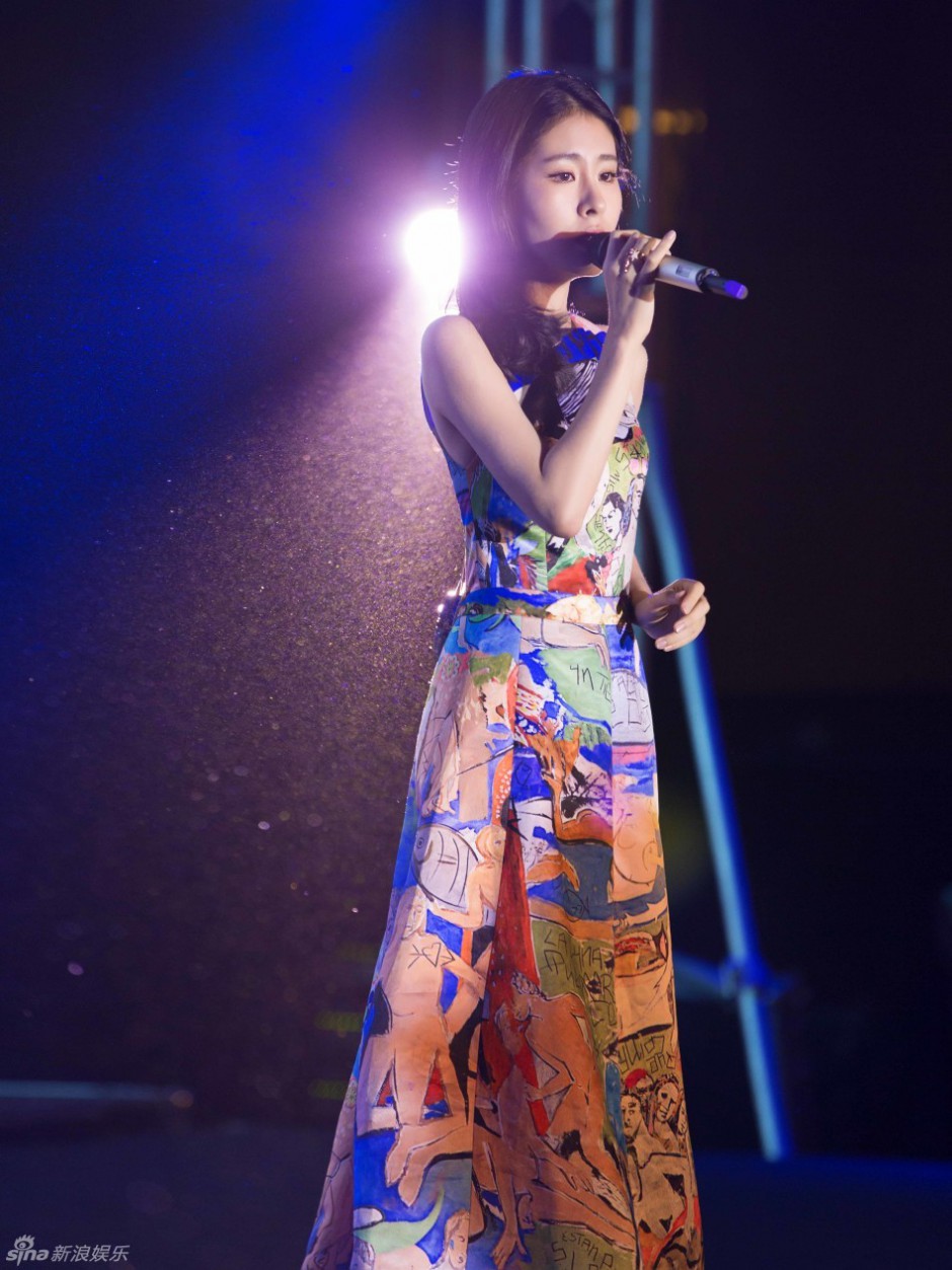 张碧晨出席公益活动 身穿涂鸦艺术长裙甜美献声
