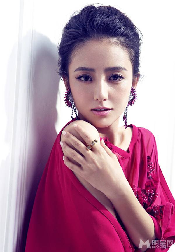 演员佟丽娅粉嫩公主写真 薄纱长裙优雅娇媚