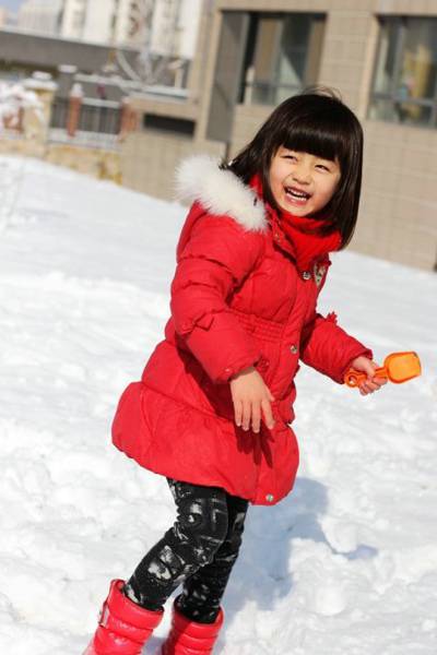 可爱甜心小美女纪姿含冬日雪地特写